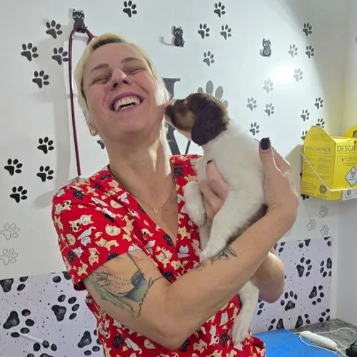Filhote dando um beijo na Dra. Cris