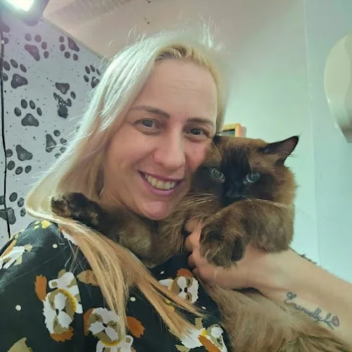 Dra. Cris com um gato de pelagem escura