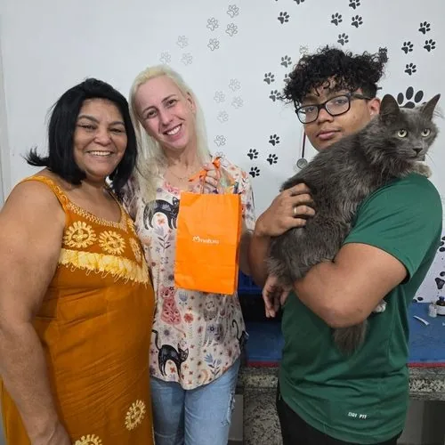 Família tutora com seu gato após a consulta